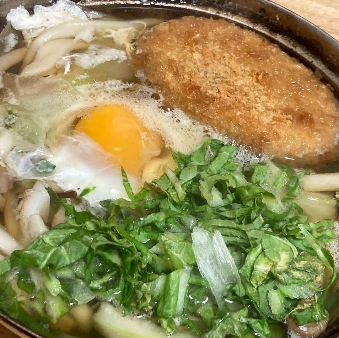 柳家さん生さんのインスタグラム写真 - (柳家さん生Instagram)「1/15晩ご飯だぁ〜FBF布一志寿夫くんの鍋焼きのアップに誘われて…😂 コロッケ入り鍋焼きうどん😂 高野豆腐根菜煮 ピーマンおろしぽん酢和え もちろん町内の斉藤精肉店のコロッケだぁ〜👍程よいかき揚げが近所にないのよ😅」1月15日 18時48分 - waraiguma1957