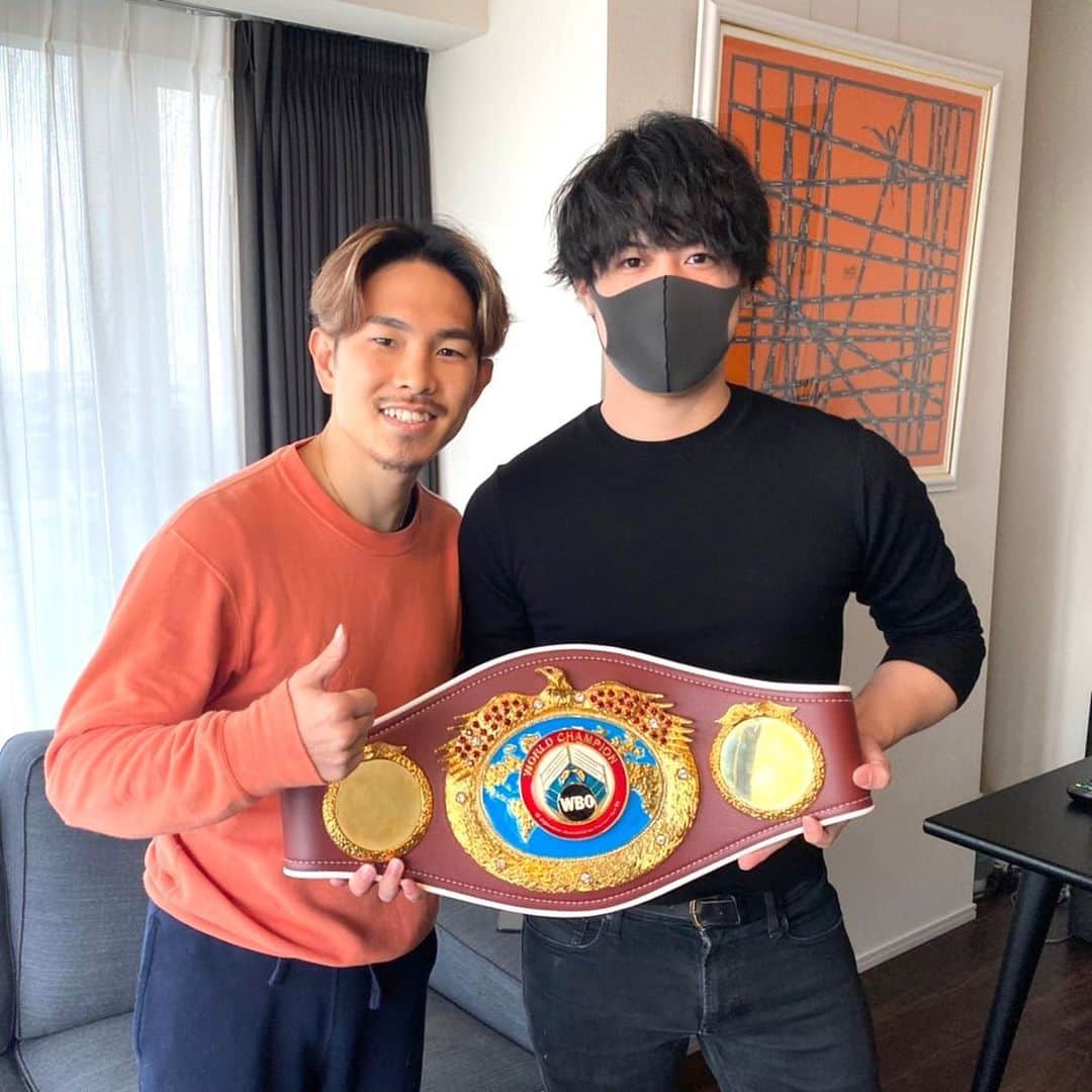 美容整体師川島さん。のインスタグラム：「僕の宝がまた1つ増えた…笑 この写真大事にしよう笑 . 新年1発目の井岡選手夫婦！ チャンピョンベルトすごい重かった笑 少しでも関われてることに感謝。 これからも技術高めていきます👑 . #整体Filament #井岡一翔 #整体 #小顔矯正」