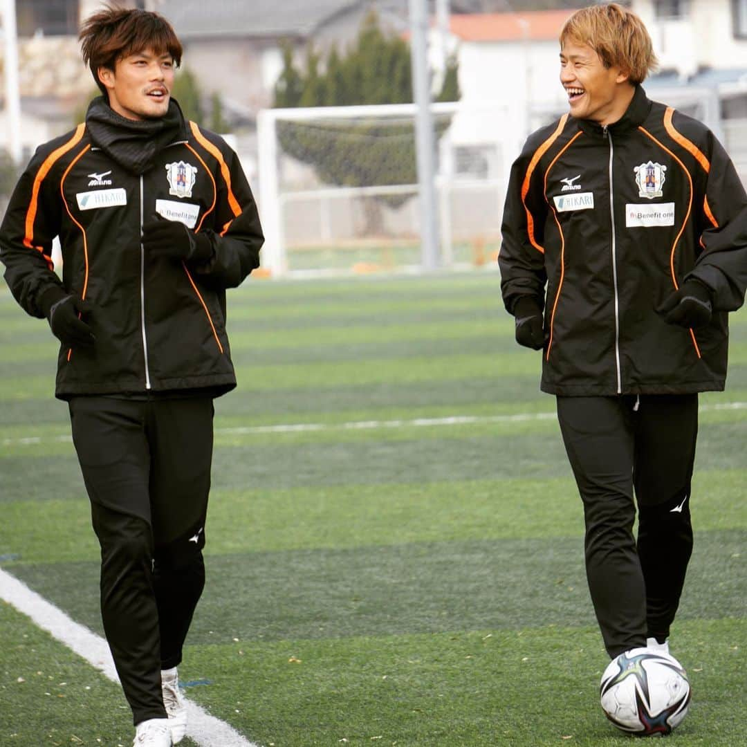 愛媛FCさんのインスタグラム写真 - (愛媛FCInstagram)「💪💪DAY2🍊🍊  #ehimefc  #愛媛FC #ピント泥棒↓ #前田凌佑 #誰の下半身🦵 #1日1樹雷人⚡️」1月15日 18時59分 - ehimefc12