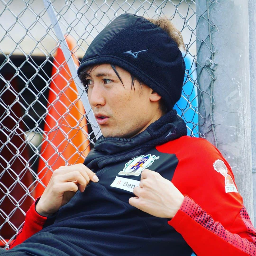 愛媛FCさんのインスタグラム写真 - (愛媛FCInstagram)「💪💪DAY2🍊🍊  #ehimefc  #愛媛FC #ピント泥棒↓ #前田凌佑 #誰の下半身🦵 #1日1樹雷人⚡️」1月15日 18時59分 - ehimefc12