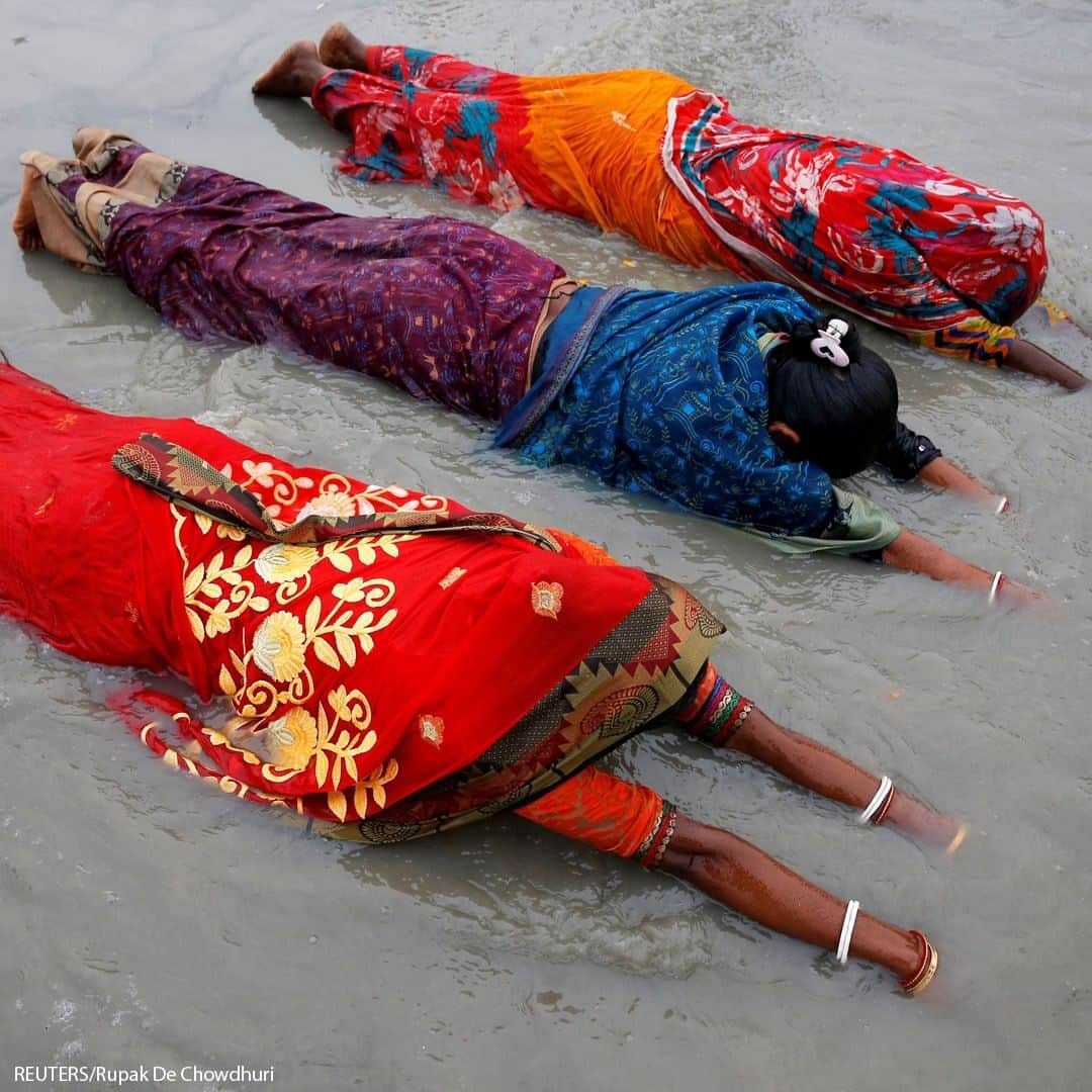 ABC Newsさんのインスタグラム写真 - (ABC NewsInstagram)「Women worship to Hindu sun god as they take a dip at the confluence of the river Ganges and the Bay of Bengal on the occasion of "Makar Sankranti" festival at the Sagar Island, West Bengal, India.  #makarsankranti #india」1月15日 19時00分 - abcnews