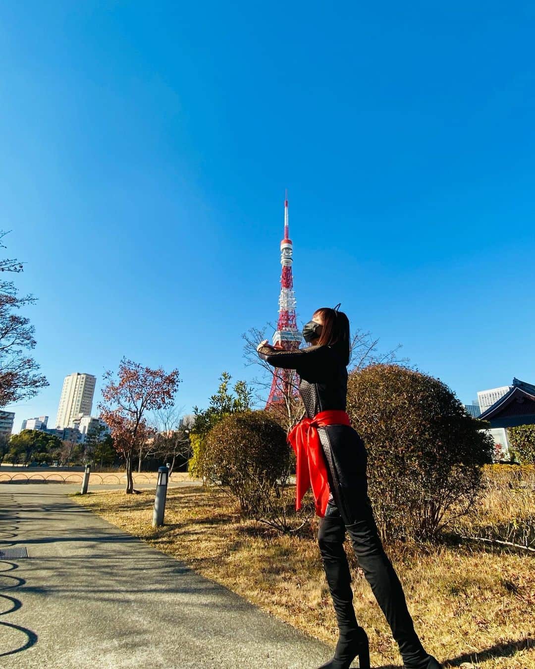 ゆしんさんのインスタグラム写真 - (ゆしんInstagram)「． 東京タワー盗もうとしたら職質されました。 👮‍♀️「職業は？」 🐈‍⬛「怪盗です」 👮‍♀️「は？」 #フィクション」1月15日 18時53分 - yushin0725