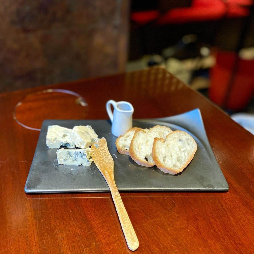 堀江淳のインスタグラム：「羊のブルーチーズ🧀 ロックフォール  ＃ブルーチーズ ＃羊のブルーチーズ ＃ロックフォール #メモリーグラス #堀江淳  #ザベストテン #昭和歌謡  #1981年 #水割りをください  #弾き語り #ライブ」