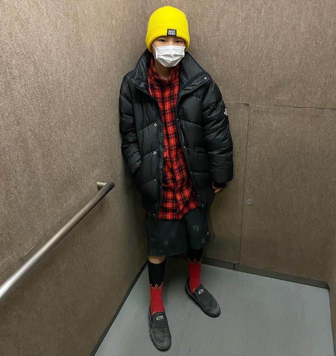 DJ DARUMAのインスタグラム：「僕が20年ぐらい前にROC STARで 作ったシャツを娘がバランス良く着ている  そして僕は子供達が履く スケートでボロボロに なったディッキーズに密かに憧れている💭 リアルスケートキッズ達のラフな着こなしは 真似出来ないカッコ良さがある」