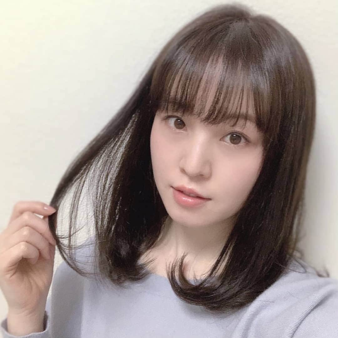 栗田萌のインスタグラム：「そういえば✨ 久々の #黒髪 #髪切ったよー 最近までスーパーロングでした。笑 さっぱり😊💕」