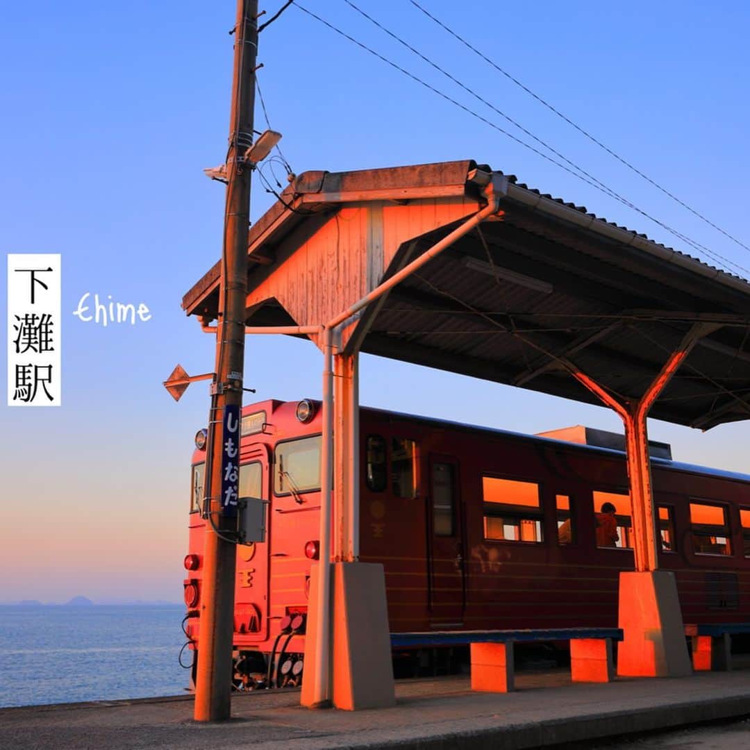 Skyticket.jpさんのインスタグラム写真 - (Skyticket.jpInstagram)「⠀ 四国の絶景⠀ ⠀ 思わずため息が出てしまうような、美しい風景が日本には数知れずあります。⠀ ⠀ 今回は四国にある、美しい絶景についてご紹介します。⠀ ⠀ photo by 📷⠀ kazukiatuko / PIXTA(ピクスタ)⠀ ⠀ ①香川県・父母ヶ浜⠀ まるで日本のウユニ塩湖だと称され、フォトジェニックな観光地として話題の「父母ヶ浜」。⠀ この父母ヶ浜は「日本の夕陽百選」にも選ばれたことがあるくらい夕陽がキレイです。⠀ ⠀ photo by 📷⠀ SA555ND / PIXTA(ピクスタ)⠀ ⠀ ②徳島県・祖谷渓⠀ 日本三大秘境といわれる、手付かずの自然が残る祖谷にある祖谷のかずら橋。国の重要有形民俗文化財に指定されており、平家伝説を象徴する物証のひとつなんだとか。⠀ ⠀ photo by 📷⠀ 祖谷の吊り橋（徳島県祖谷渓） （© Kensuke_Nakaya クリエイティブ・コモンズ・ライセンス（表示4.0 国際））を改変して作成 https://creativecommons.org/licenses/by/4.0/⠀ ⠀ ③愛媛県・JR下灘駅⠀ 映画・CM・ポスターなどの撮影場所にもなった海に近い「JR下灘駅」。⠀ 日中でも夕方でも、ホームから美しい景色を眺められることから、わざわざ足を運ぶ観光客が後を絶ちません。⠀ ⠀ photo by 📷⠀ kazukiatuko / PIXTA(ピクスタ)⠀ ⠀ ④香川県・夜明けに染まるマーガレット畑 フラワーパークうらしま⠀ 広大な農地に一面にマーガレットやキンセンカなどが広がる美しい景色がそこに。⠀ 瀬戸内海を背景に見渡しながら、爽快なお花畑を散策を楽しむことができます。⠀ ⠀ photo by 📷⠀ 夜明けに染まるマーガレット畑 ／フラワーパークうらしま （© Mikiko-Shinkai クリエイティブ・コモンズ・ライセンス（表示4.0 国際））を改変して作成⠀ ⠀ ・⠀ ・⠀ ▼旅先の絶景やおすすめ写真を大募集📷⠀ #skyticketrip を付けた投稿はストーリーズでご紹介させてください🌈⠀ ⠀ #四国の絶景 #四国 #日本の絶景 #絶景 #高知 #四国旅行 #写真好きな人と繋がりたい #japan #四国旅 #父母ヶ浜 #日本のウユニ塩湖 #父母が浜 #kagawa #香川 #photography #JR下灘駅 #jr四國 #jr予讃線 #伊予灘ものがたり #フラワーパークうらしま #綺麗な景色 #bestphoto_japan #旅行 #旅行好きな人と繋がりたい #観光スポット #女子旅 #skyticket #スカイチケット」1月15日 18時59分 - skyticket.jp