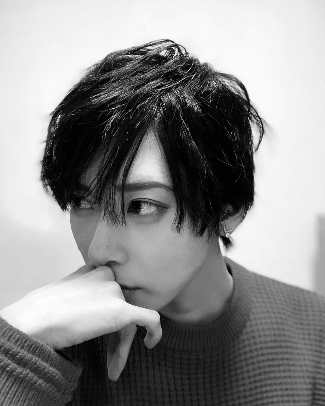 ルウトのインスタグラム：「🤍  ふふ。 素敵な告知があります。 解禁お楽しみに。」
