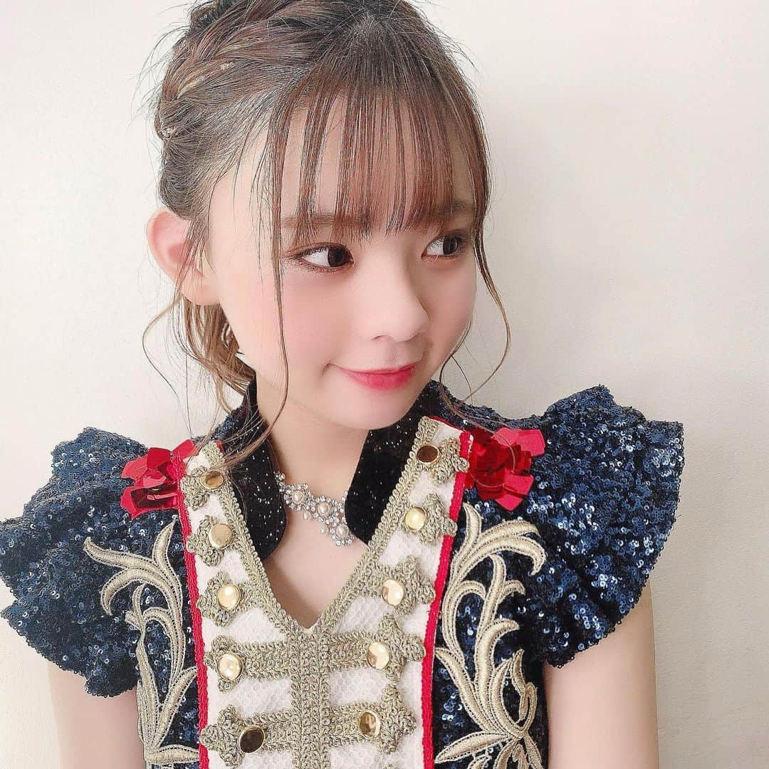 宮里莉羅のインスタグラム：「どこみてるの('□' )   #アイドル衣装#衣装#akb衣装#アイドル#idol#キラキラ#ポニーテール」