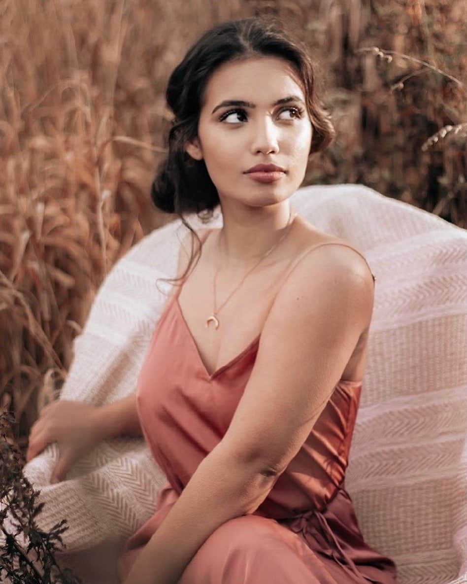 アマニ・ファンシーのインスタグラム：「💗 photographer: @autarkfotografie  stylist & hair: @crowofsoul   #beauty #photographer #photoshoot #outdoor #outdoorshooting #dress #moon #field #natural #ootd #potd #hairup #woman #renaissance #instagirl #instadaily #instaphoto #amanifancy #candid #candidphotography #instagood」