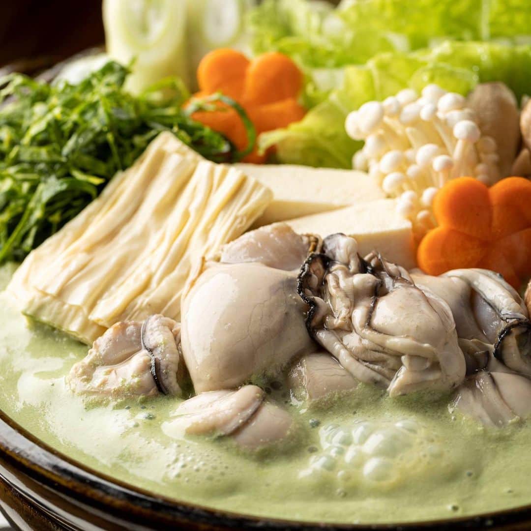 kyusai_kale_officialさんのインスタグラム写真 - (kyusai_kale_officialInstagram)「.﻿ ✿レシピあり✿﻿ こんにちは！﻿ 今回は、とろとろの湯葉とケールを楽しむ豆乳鍋のレシピをご紹介します。﻿ ﻿ 豆乳ベースでお子さまにも食べやすく、牡蠣とケールで栄養たっぷりの鍋、ぜひ作ってみてください♪﻿ ﻿ ﻿ ✨材料✨（2人分）﻿ ●具材﻿ ケール 2～3枚﻿ 牡蠣 1パック﻿ 生湯葉 6枚﻿ 豆腐 1/2丁﻿ 白菜 1/8個﻿ ねぎ 1本﻿ しめじ 1/2袋﻿ えのき 1/2袋﻿ 舞茸 1/2袋﻿ ﻿ ●スープ﻿ 粉末ケール 3.5g﻿ だし汁 1カップ﻿ 豆乳 1カップ﻿ みそ 大さじ2﻿ 塩 3ｇ（お好みで調整）﻿ ﻿ ﻿ 1. 鍋に入れる具材は適当な大きさに切り、粉末 ケールはだし汁で溶いておきます。﻿ ﻿ 2. 鍋に湯葉以外の具材とケールだし汁を入れ、鍋の蓋をして火にかけます。﻿ ﻿ 3. 湯気が出てきたら、豆乳を加え弱火にし、煮立ったら、みそを鍋の縁に塗り1分ほど加熱します。　﻿ ﻿ 4. 鍋に湯葉を入れ、完成です。﻿ ﻿ ※生湯葉でなく煮込める湯葉（乾燥、揚げ湯葉等）の場合は具材と一緒に煮てください。﻿ ﻿ ﻿ #キューサイ#青汁#ケール青汁#ケール#KALE#QSAI#ケールワーク﻿ #鍋#1人鍋#鍋レシピ#豆乳鍋#湯葉#豆乳#牡蠣#牡蠣鍋﻿ #鍋パーティー#鍋料理#鍋パ#鍋スタグラム﻿ #お鍋#簡単レシピ#栄養たっぷり#栄養#野菜たっぷり#ヘルシー鍋﻿」1月15日 19時17分 - kyusai_kale_official