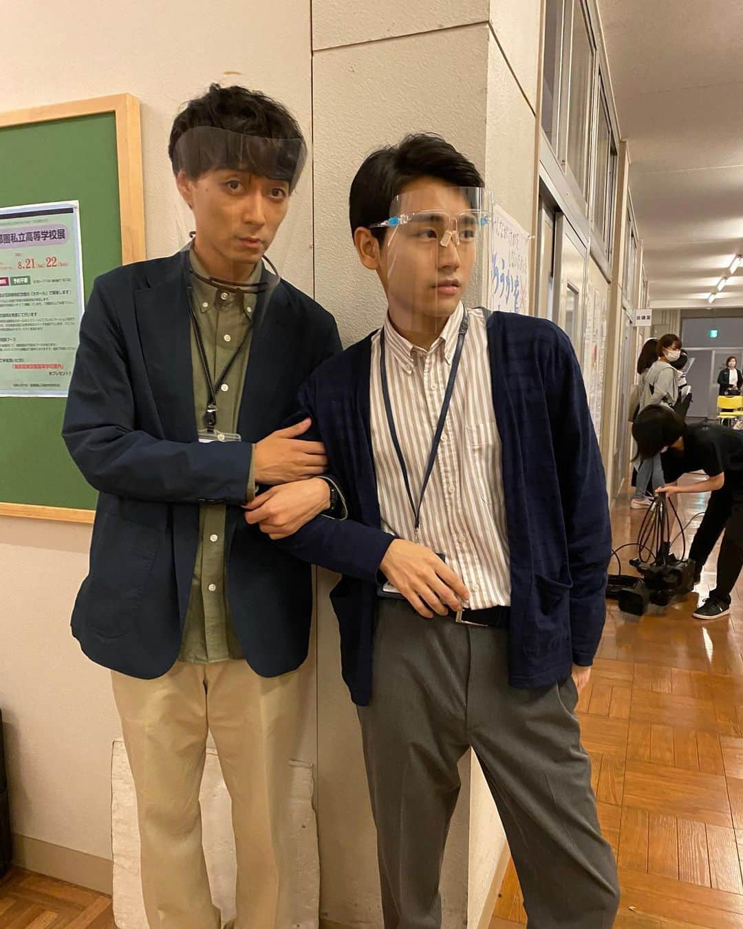 【公式】青のSP(スクールポリス)ー学校内警察・嶋田隆平ーさんのインスタグラム写真 - (【公式】青のSP(スクールポリス)ー学校内警察・嶋田隆平ーInstagram)「何やら怪しい、、😳 柴田先生役の #泉澤祐希 さんと 青木先生役の #渋谷謙人 さん  怪しい怪しすぎます😳 おそるおそる聞いてみたんです そしたら、、 秘密の関係だとおっしゃるんです  ひ、秘密とはどういうことですか！？😳😳😳  #もっと聞きたい #けど聞けない  #青のスクールポリス #青のSP #スクポリ #青エス #藤原竜也 #真木よう子 #山田裕貴 #高橋克実 #山口紗弥加 #音尾琢真 #石井正則 #峯村リエ #須賀健太 #智順  #兒玉宣勝 #金沢雅美 #遠藤雄弥 #升毅」1月15日 19時17分 - bluesp.tue21