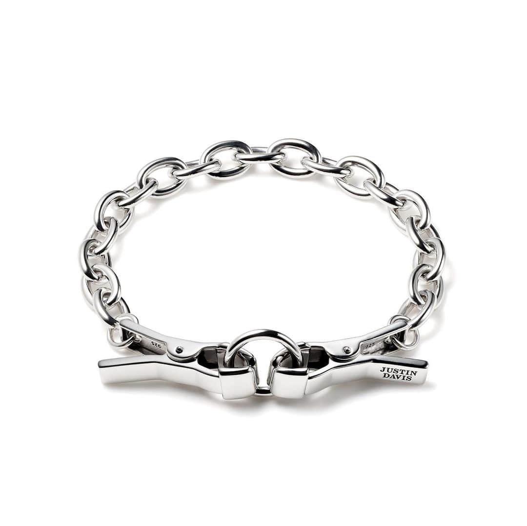 ジャスティンデイビスのインスタグラム：「“ROCK LOBSTER” Bracelet ⠀ SMのニップルクリップをモチーフにした程よいボリューム感の ロックロブスターブレスレット ⠀ #justindavis  #ジャスティンデイビス  #silverbracelet」