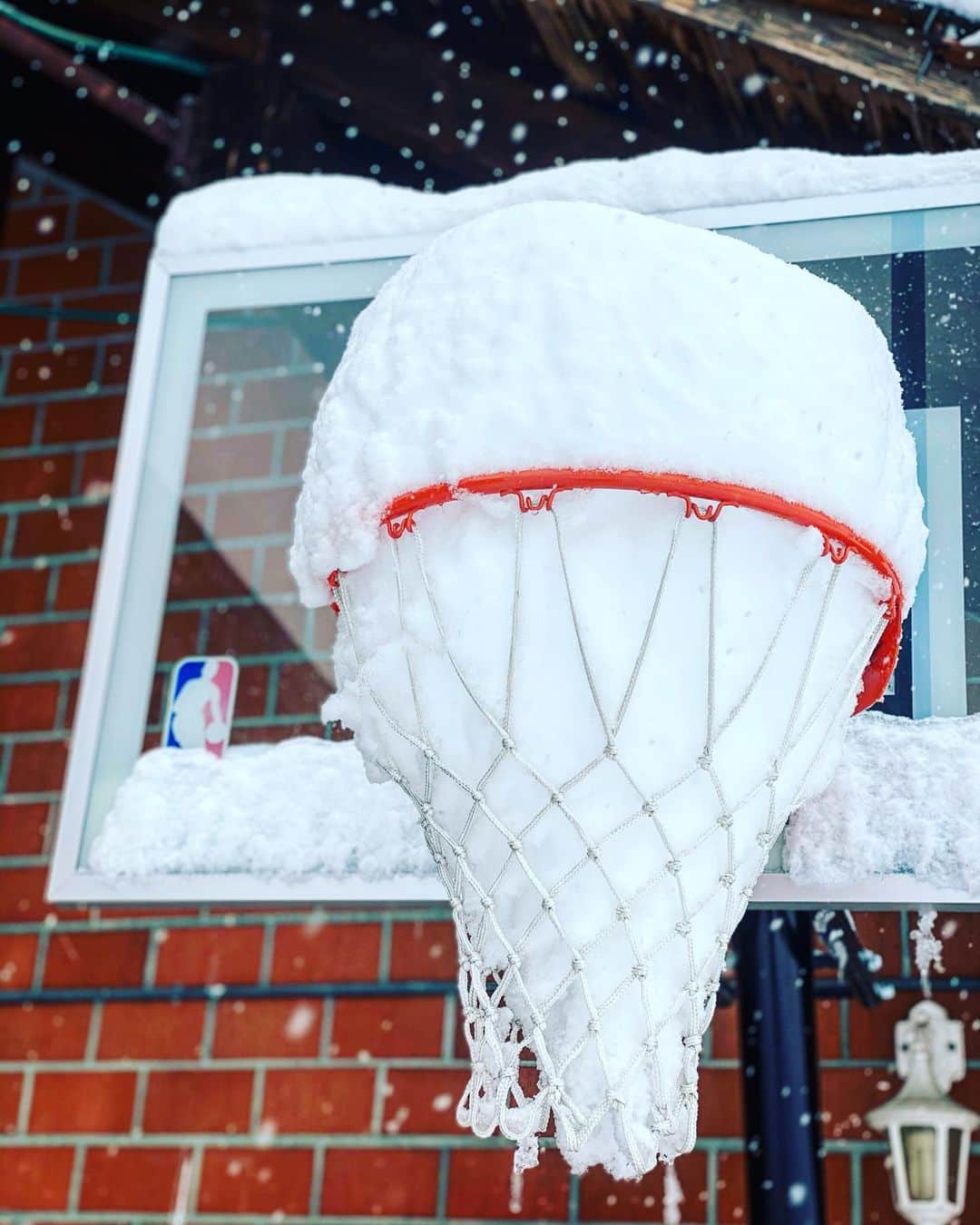 ニック・ハイドフェルドのインスタグラム：「Didn’t get a single one in today! Have to improve my #basketball #skills . 🏀 Heute will keiner reingehen.  . . #switzerland #snow #icecone #icecream」