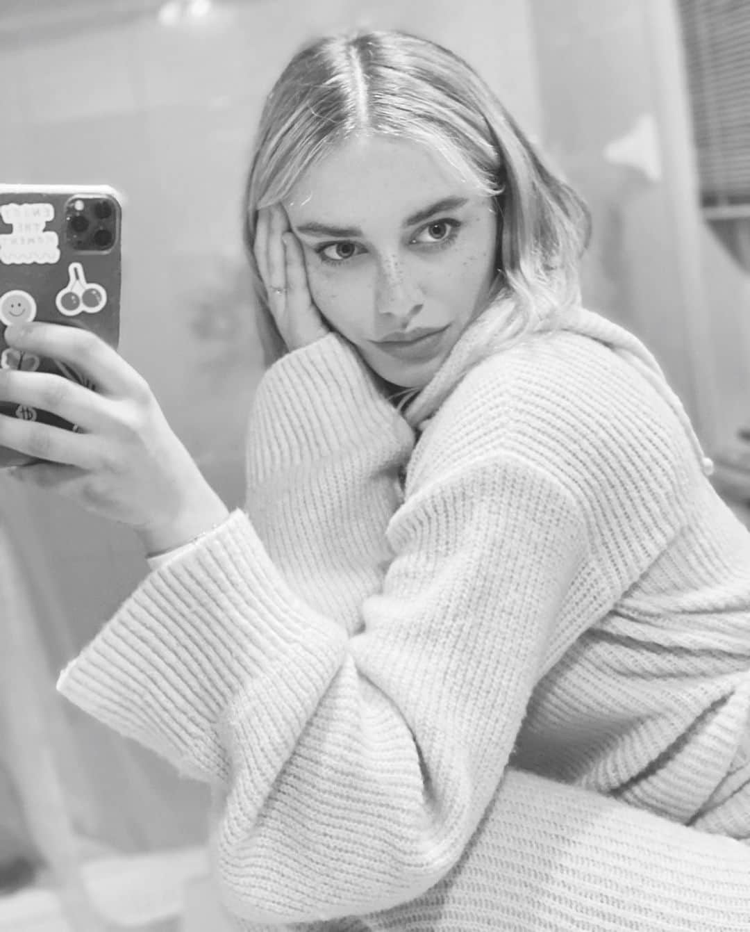 SONYA ESMANのインスタグラム：「𝔣𝔯𝔢𝔢𝔡𝔬𝔪 𝔦𝔰 𝔭𝔯𝔦𝔠𝔢𝔩𝔢𝔰𝔰 🦢 @fashionnova fashionnovapartner」