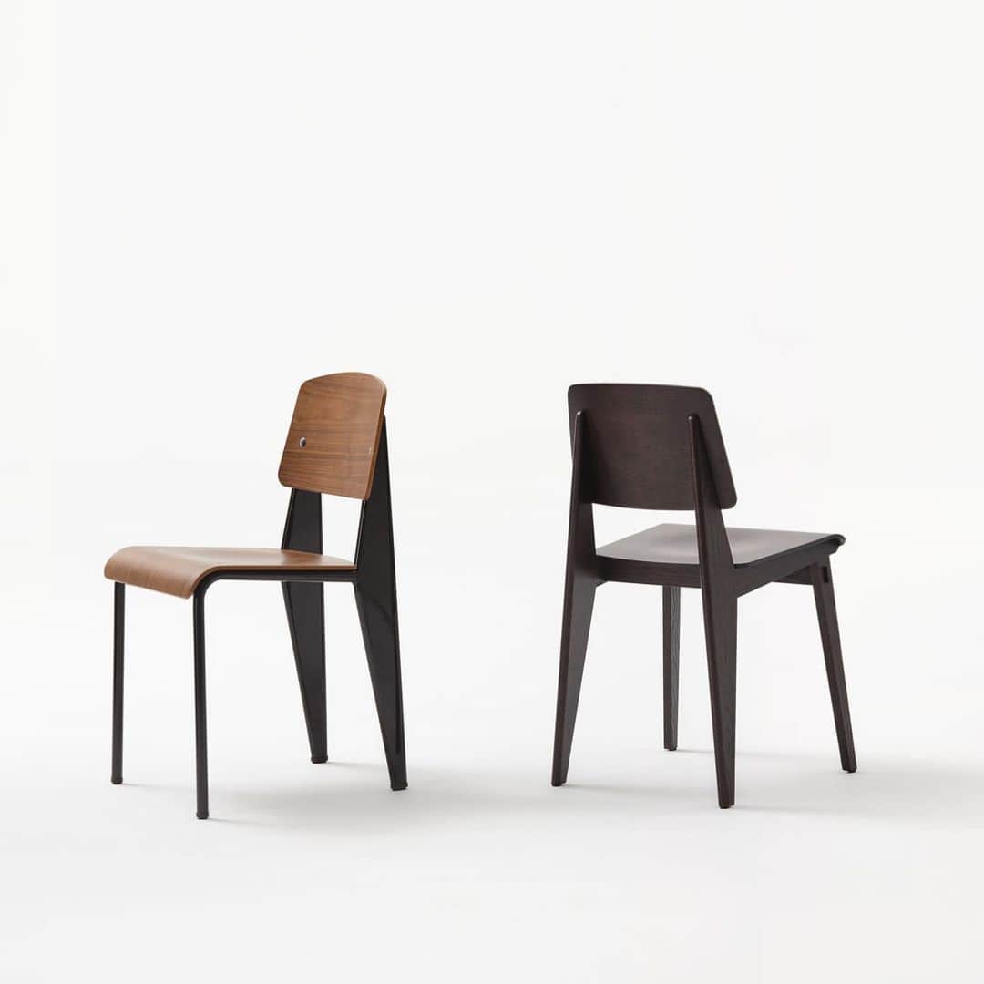 Vitra Japanさんのインスタグラム写真 - (Vitra JapanInstagram)「時を越えて愛され続ける椅子﻿ ﻿ ジャン・プルーヴェによる「シェーズ トゥ ボワ」（写真右）。フランス語でオールウッドチェアという意味を持つ名前の通り、木材のみで作られた椅子です。スチール製のフレーム、座面と背もたれが木材で作られた、彼の代表作「スタンダード」（写真左）に共通する、ものづくりにおいて構造に重きをおく、建築や家具デザインにまで貫かれる哲学が感じられます。椅子に座った時、後脚に最も負担がかかるという椅子の本質を見抜き、後脚を兼ねたフレームに太さをもたせ、まるで飛行機の翼のようなフォルムが生まれました。﻿ ﻿ #プルーヴェの木製椅子﻿ #Vitra #VitraJapan #HomeStories #JeanProuve #ChaiseToutBois﻿ #ヴィトラ #ヴィトラジャパン #ホームストーリーズ #ジャンプルーヴェ #プルーヴェ #シェーズトゥボワ #スタンダード #チェア #ミッドセンチュリー #インテリア #季節を楽しむ #暮らしを楽しむ #椅子好き #名作椅子」1月15日 19時12分 - vitra_japan