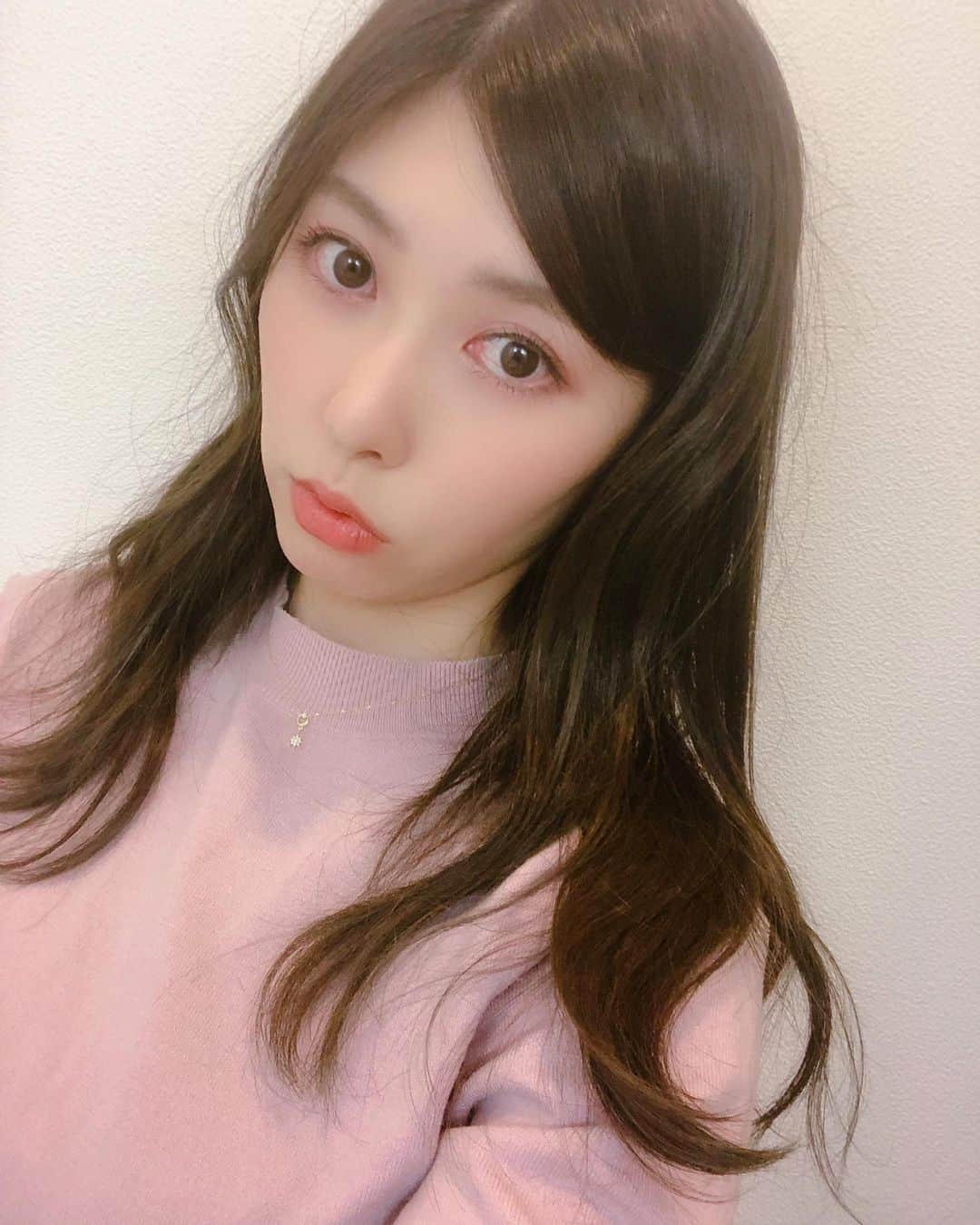 橘ゆりかのインスタグラム：「今年も #likobymaris 渡辺さんに﻿ お世話になってきました💇‍♀️✨﻿ @nabe__log  ﻿ 今のヘアカラーめっちゃお気に入りだし﻿ いろんな人からいいねーって言ってもらえてうれし🥰﻿ ﻿ さらさら髪で収録行ってきたので画面越しにも伝わると思う笑✌️﻿ ﻿ ﻿ ﻿ #美容院 #リコバイマリス #橘ゆりか #ピンクメイク」