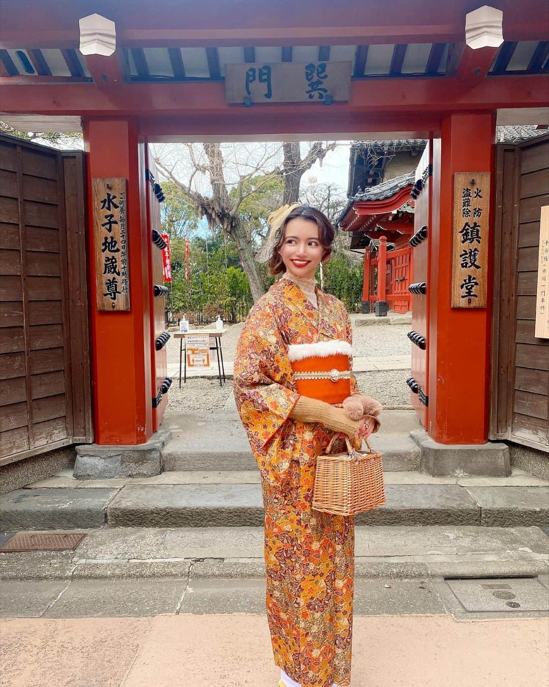 さゆりさんのインスタグラム写真 - (さゆりInstagram)「お着物の全身は こんな感じでした👘♥︎  同系色のオレンジの帯も 普段からと違った感じで、 とてもお気に入り☺️✨  冬っぽいファーと手袋とレースが 季節感あってとても好き👀❄️  #ファッション　#今日のコーデ #浅草食べ歩き #浅草 #浅草グルメ  #浅草グルメ #浅草カフェ #浅草着物レンタル  #浴衣 #浴衣ヘアアレンジ #浴衣デート  #浴衣女子 #浴衣ヘア #浴衣美人  #浴衣レンタル #浴衣コーディネート  #浴衣姿 #浅草デート #asakusa #着物レンタル　#浴衣レンタル #着物ヘア #着物女子 #着物ヘア #着物美人」1月15日 19時15分 - sayuri__offi