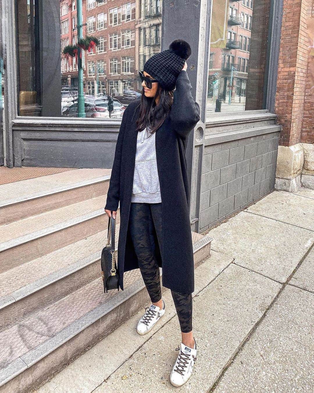 Banana Republic のインスタグラム：「If you're looking for new ways to style your favorite coatigan, @shaziac has some pointers. We love the way she wears our Birdseye Duster Coatigan. #ItsBanana」