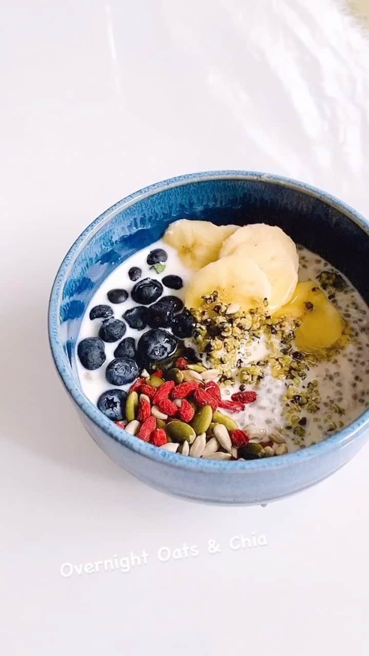 ケリーのインスタグラム：「Overnight Oats & Chia 💗  Ingredients   30gr Oats  1Tp Chia  150ml Plant based Milk  1tbps Vanila Extract  A pint of sal   Topping: Fresh Fruits,Hemp seeds,pumpkin seeds, Goji berry.  1. 前日の夜 蓋があるジャーかタッパーに材料を入れて良く混ぜ合わせて、冷蔵庫に一晩寝かせる。次の日、水分が足りてなければ、植物ミルクかお水を少し加えて良く混ぜてください。好みのトッピングとはちみつかメイプルシロップをかけって召し上がれ😉  ＊温かい朝食がお好きな方や寒い季節などに 少し温めてもおいしく食べられます♪  * Place all the ingredients on the jar mix it well close it and keep it on the refrigerate overnight.Next day with a spoon mix it well add your favorite toppings drizzle of maple syrup or honey if you’d like, and dig in😉  #kellysrecipebitoremeshi #healthyfood」