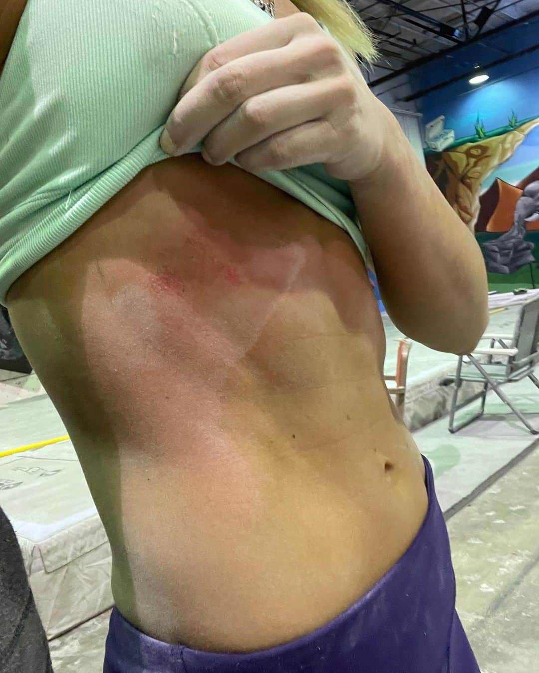 シエラ・ブレア・コイルのインスタグラム：「Decided to even out my ribs and take a digger on the right side today 😏 First video is of the fall and second video is of the send! 🙌🏼」