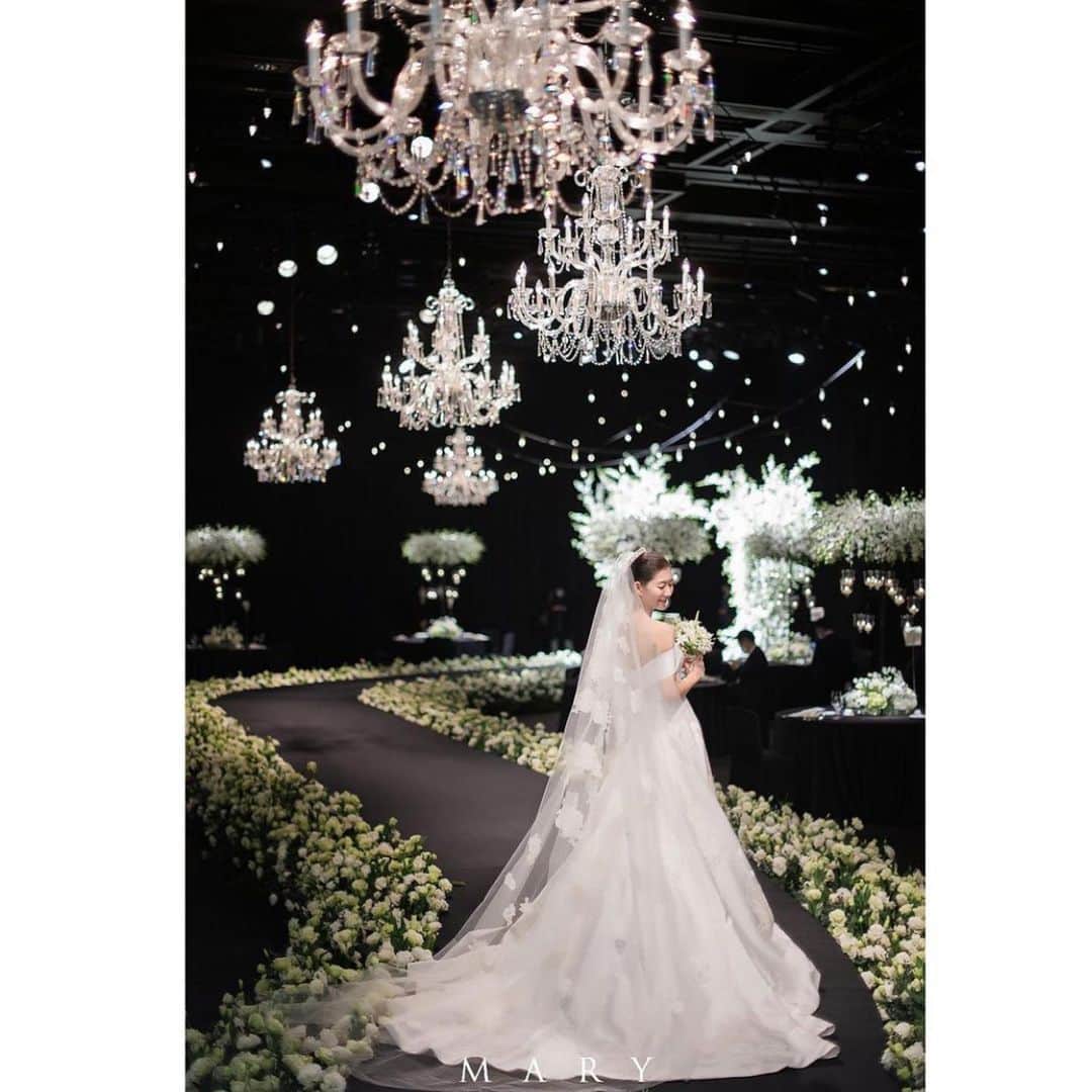 SOYOO BRIDALさんのインスタグラム写真 - (SOYOO BRIDALInstagram)「.   SOYOO Bridal x Carolina Herrera 🏷   #시작하는길🌿 #더없이아름다운그녀 #소유브라이덜 #캐롤리나헤레라 #축하드려요 #라씨엘 #늘최고의세팅 @the.shilla.wedding 🌾  Planning @laciel.co.kr @blossomlimze 💫  Photo @marystudio_ceremony  makeup @kimchungkyung_hairface💄」1月15日 10時23分 - soyoobridal_official