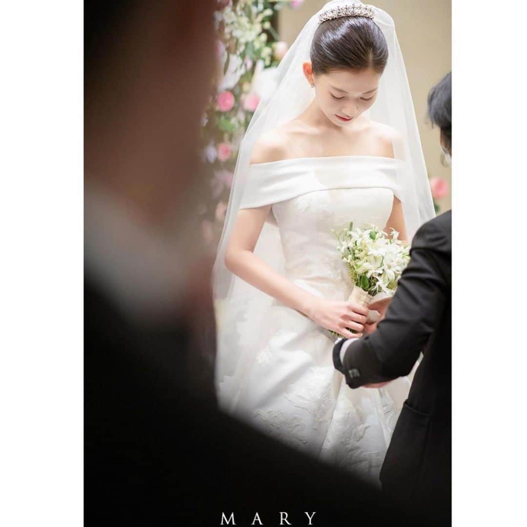 SOYOO BRIDALさんのインスタグラム写真 - (SOYOO BRIDALInstagram)「.   SOYOO Bridal x Carolina Herrera 🏷   #시작하는길🌿 #더없이아름다운그녀 #소유브라이덜 #캐롤리나헤레라 #축하드려요 #라씨엘 #늘최고의세팅 @the.shilla.wedding 🌾  Planning @laciel.co.kr @blossomlimze 💫  Photo @marystudio_ceremony  makeup @kimchungkyung_hairface💄」1月15日 10時23分 - soyoobridal_official