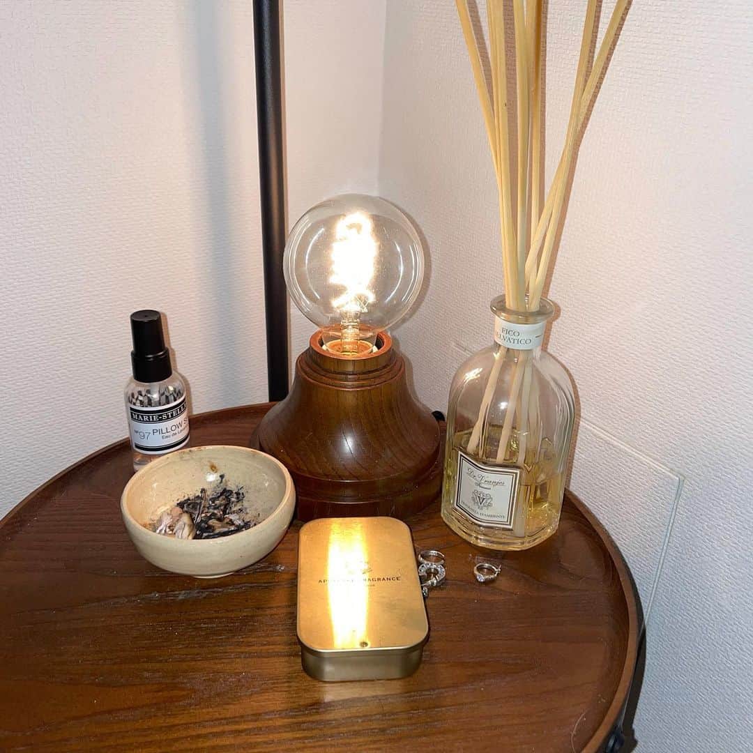 のインスタグラム：「... . うちのベッド ヨコPART 1 . . . #myhouse #bedroom #ディフューザー　#pillowスプレー #お香　#ライト @drvranjesjapan  @mariestellamaris_official  @acme_furniture  @apotheke_fragrance  #村上佳菜子　#kanakomurakami #figureskater #figureskating」