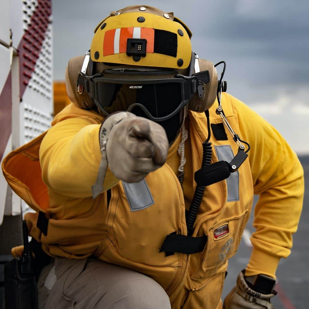 アメリカ海兵隊さんのインスタグラム写真 - (アメリカ海兵隊Instagram)「I WANT YOU  Chief Aviation Boatswain’s Mate Akiel Mayers launches an F-35B attached to the @31stmeu aboard #USSAmerica.  The MEU and @usnavy amphibious assault ship are operating in the Philippine Sea, serving as a ready response force to defend peace and stability in the #IndoPacific region. (U.S. Navy photo by Seaman Jonathan Berlier)  #USMC #Marines #Military #FreeAndOpenIndoPacific」1月15日 10時33分 - marines