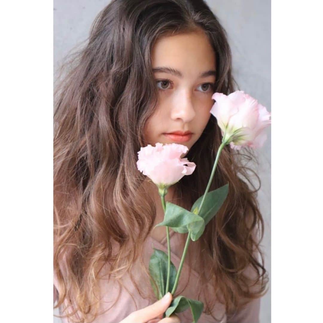 Eidaのインスタグラム：「1年前。サーモンピンクとカーリーヘアが絶妙にマッチ📸 ﻿ ﻿ ﻿ ﻿ #tokyo﻿ #tokyo_fashion﻿ #oneyearago﻿ #photoshooting﻿ #lespros_eida﻿ #サロンモデル﻿ #ヘアカタログ #サーモンピンク﻿ #巻き髪﻿ #優しい色﻿ #ロングヘア﻿ #中学生女モデル﻿ #14歳女子﻿ #エイダ﻿ ﻿ ﻿」