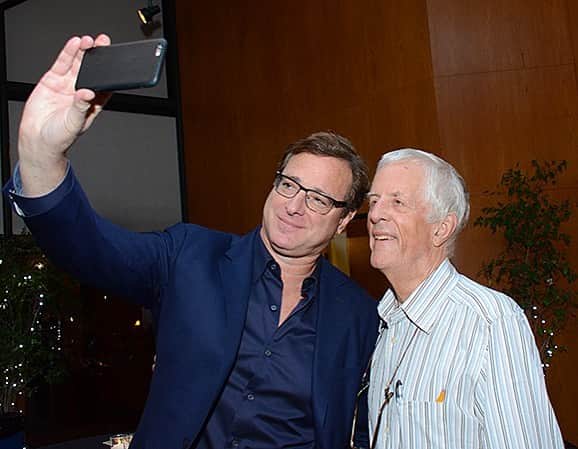ボブ・サゲットのインスタグラム：「I just found out about the recent passing of the great director, Michael Apted, who I had the honor of knowing since 1986 when he cast me in the Richard Pryor film, “Critical Condition.” I stayed friendly with Michael over the years when this photo was taken his last year of serving as President of The Director’s Guild when I hosted an event for him. He was the kindest, smartest man, and my heart is sunken that he is gone. My deepest sympathies to his family and many friends.  Michael Apted directed so many great films— “Coal Miner’s Daughter,” "Agatha," "Gorky Park," "Gorillas in the Mist," "Nell," and "The World is Not Enough," part of the James Bond series. His most famous documentary work was the amazing long-running "Up" series, where, over two decades he chronicled the lives of 14 people, every seven years, starting at seven years old, then 14, 21, and so on until his last doc of them, "63 Up” was completed.  He was a true filmmaker and an incredible man, and I’m so sorry for all of us that he is gone.」