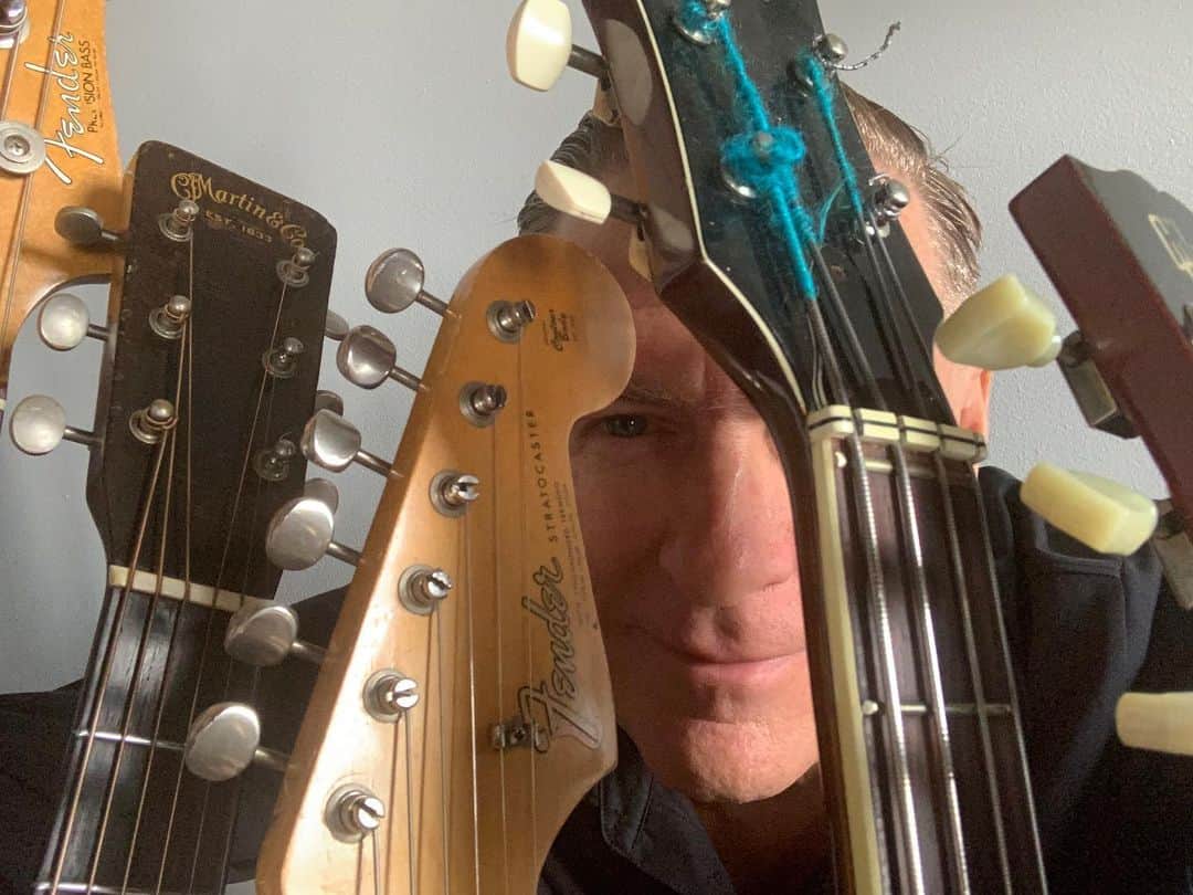ブライアン・アダムスのインスタグラム：「Hanging out with my beautiful guitars. Thank you to the amazing craftsmen and women that are behind these instruments, I’m in awe of you. Most people know my love of Fender, Gibson and Martin, but check out the Hofner bass with flatwound strings. I used the Hofner on the album “a day like today”, it was time to dust it off again. #iloveguitars」