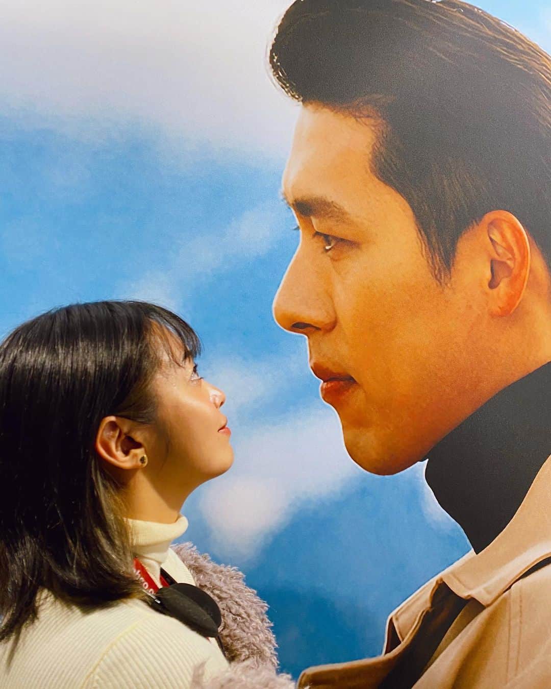 太田モニカのインスタグラム：「こないだ愛の不時着展行ってきたよ❤︎ . . ４月の緊急事態宣言中に 唯一楽しみだったNetflixの愛の不時着🥺❗️ . . 韓国と北朝鮮の禁断の恋❤️ めちゃくちゃ泣いたし感動した🥺 . . その展覧会が原宿にあるよ✌️ ２月27日までやってるみたい💕 . . 愛の不時着観てた人は 行った方がいいよーっ🥰 オリジナルグッズも買えるしね👌 . . では、素敵な１日を😘❣️ . . #monika #monikalifestyle  #love #happy #instagood #愛の不時着 #愛の不時着展」
