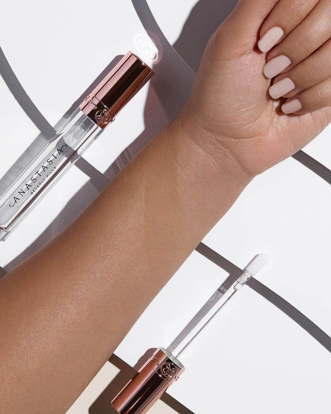 Anastasia Beverly Hillsさんのインスタグラム写真 - (Anastasia Beverly HillsInstagram)「Swatch it! 🤍🤍🤍 Crystal Gloss in "Glass" 🔎 creates a glass-like shine thanks to this fab new formula. No need to worry about any gooey, sticky mess - Crystal Gloss goes on smooth and is long-lasting🤍⁣ ⁣ Fun fact: this is our first gloss to feature a fresh peach scent! 🤍 ⁣ ⁣ #anastasiabeverlyhills #ABHIcedOut」1月15日 10時35分 - anastasiabeverlyhills