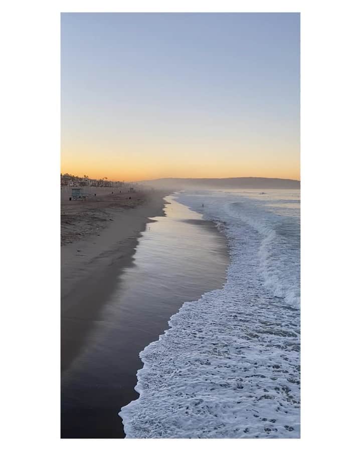 Pete Halvorsenのインスタグラム：「Do you like sunrise? I do...in-fact i like them so much that I try walk down the beach a few times a week and share it on my Instagram Live.   So if you happen to have your phone with you around 0630 PST you might just find me and a few of my friends enjoying sunrise from the Pier.   Here are a few photos from our mornings this week.」
