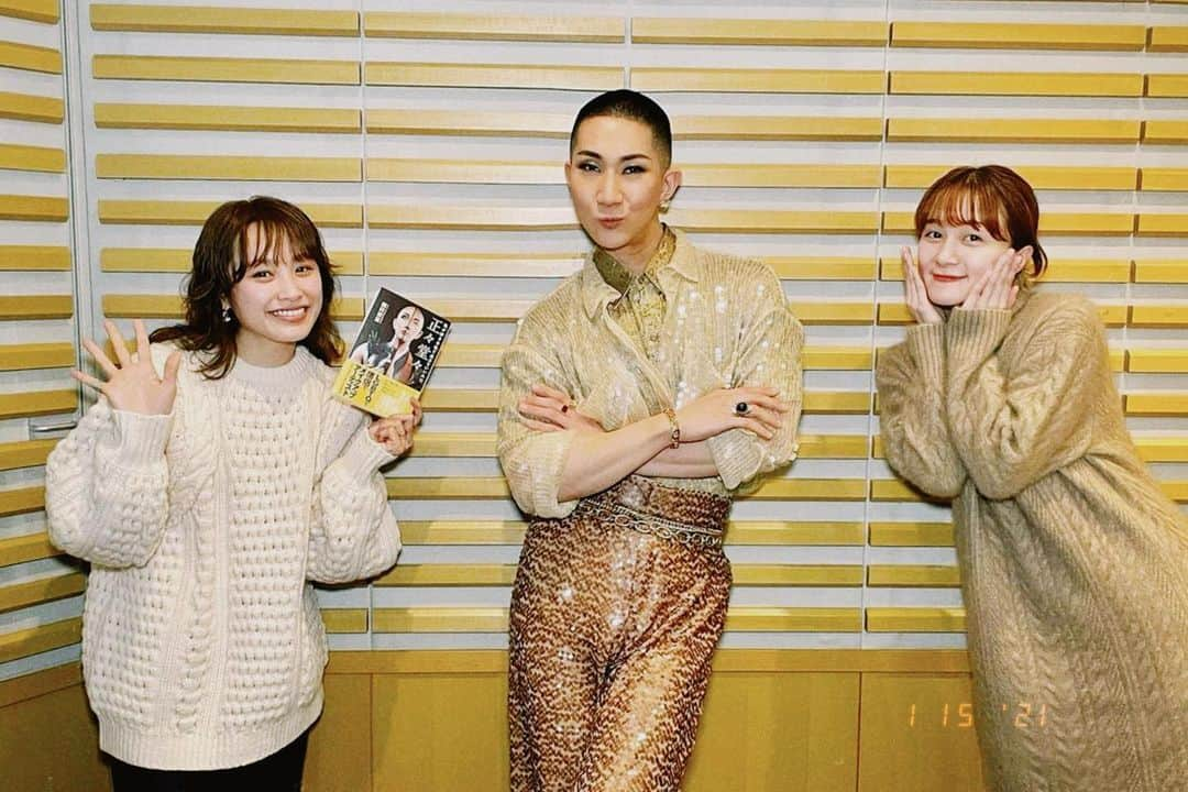 高橋愛さんのインスタグラム写真 - (高橋愛Instagram)「キレイノートラウンジ📻 新年一発目のゲストは！ ㅤㅤㅤㅤㅤㅤㅤㅤㅤㅤㅤㅤㅤ じめましての @kodomakeup さんです❤️ ㅤㅤㅤㅤㅤㅤㅤㅤㅤㅤㅤㅤㅤ とってもとっても 心が穏やかになる時間でした お衣装もとっても 素敵だったー😆❤️ ㅤㅤㅤㅤㅤㅤㅤㅤㅤㅤㅤㅤㅤ ぜひ皆さん、お聞きください😌🙏🏻 ㅤㅤㅤㅤㅤㅤㅤㅤㅤㅤㅤㅤㅤ #Repost @kodomakeup ・・・ ラジオ番組「KIREI NOTE Lounge」で高橋愛さんと岡田ロビン翔子さんとご一緒させていただきました！ #ニッポン放送 他11局で明日1/15（金）20時からOAです✨radikoアプリでも配信されます。ぜひ聴いてみてください  @i_am_takahashi @i_am_robin0315   本当に暖かく迎えていただき、仲良くしてくださりありがとうございました💓  #キレイノート #高橋愛 #岡田ロビン翔子 #西村宏堂 #正々堂々 #radikoタイムフリー  styled by @leonard_arceo」1月15日 10時36分 - i_am_takahashi