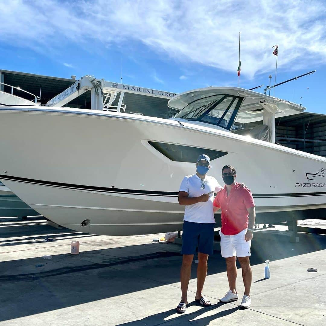 ビル・ランシックのインスタグラム：「When I was 18 years old, my best friend Jerry and I started a company called Elite Boat Wash &Wax. Today, I had the pleasure of meeting Dave Redick , a great young entrepreneur who was inspired by reading about this venture of mine in my book You’re Hired! He told me it’s the reason he created his dream company @eliteyachtservice. I really enjoyed hearing his story and was very impressed by his ambition.  He now has over 30 employees and works on boats all over the world!! Congratulations Dave...can’t wait to see where you will be in 10 years. #smallbusiness #entrepreneur」