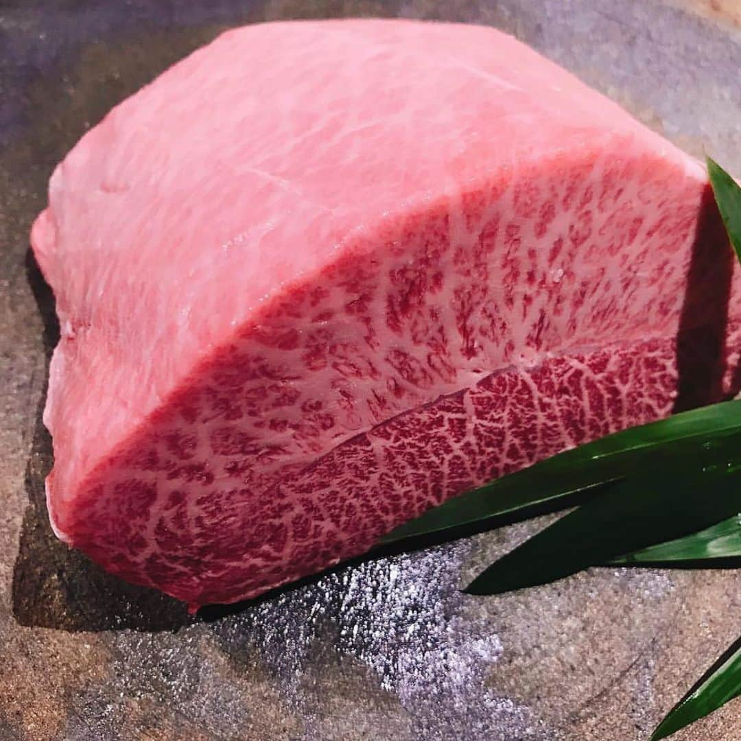 尾崎牛_肉割烹_吟_難波のインスタグラム：「おはよう御座います。 吟難波店でございます。  ミスジは焼肉を好む方の中で ファンも多く、1頭の牛からわずか 3kg程しか取れない希少部位。  ミスジは牛の肩から腕にある部位で 肉の中に大きな3枚の筋が 入っていることから 「ミスジ」と呼ばれます  運動量の多い肩ながら柔らかく 肩から腕の部位の中で一番の 霜降りが入り、独特な食感 脂の口どけさを楽しめます。  緊急事態宣言のため Open　16時30分 close  20時00分 アルコールラスト　19時00分 コースラスト　18時00分  またお昼のご要望や テイクアウトなども 承っております。 何なりとお申し付け下さいませ。  ※菫コース以上 プレモル、角ハイ、酎ハイ All100円 16時半〜18時までの ご予約のみ！  〒542-0076 大阪府大阪市中央区難波1-8-16 NAMBA HIPS 10F TEL 06-6214-1131 17:00〜20:00 (緊急事態宣言の為)  成人の為だけのイベント 更なる吟からお年玉 是非お早めのご予約を  またテイクアウトも 絶賛好評中です。 お早めのご予約を  #難波 #肉 #吟 #なんば #尾崎牛 #難波駅 #駅チカ　 #テイクアウト #弁当　 #大阪難波　 #夜景　 #なんばHIPS　 #ヒップス #個室 #ワイン #スパークリング #記念日 #誕生日 #肉好きな人と繋がりたい #カップル席 #大阪グルメ #難波グルメ #難波ディナー #難波クーポン」