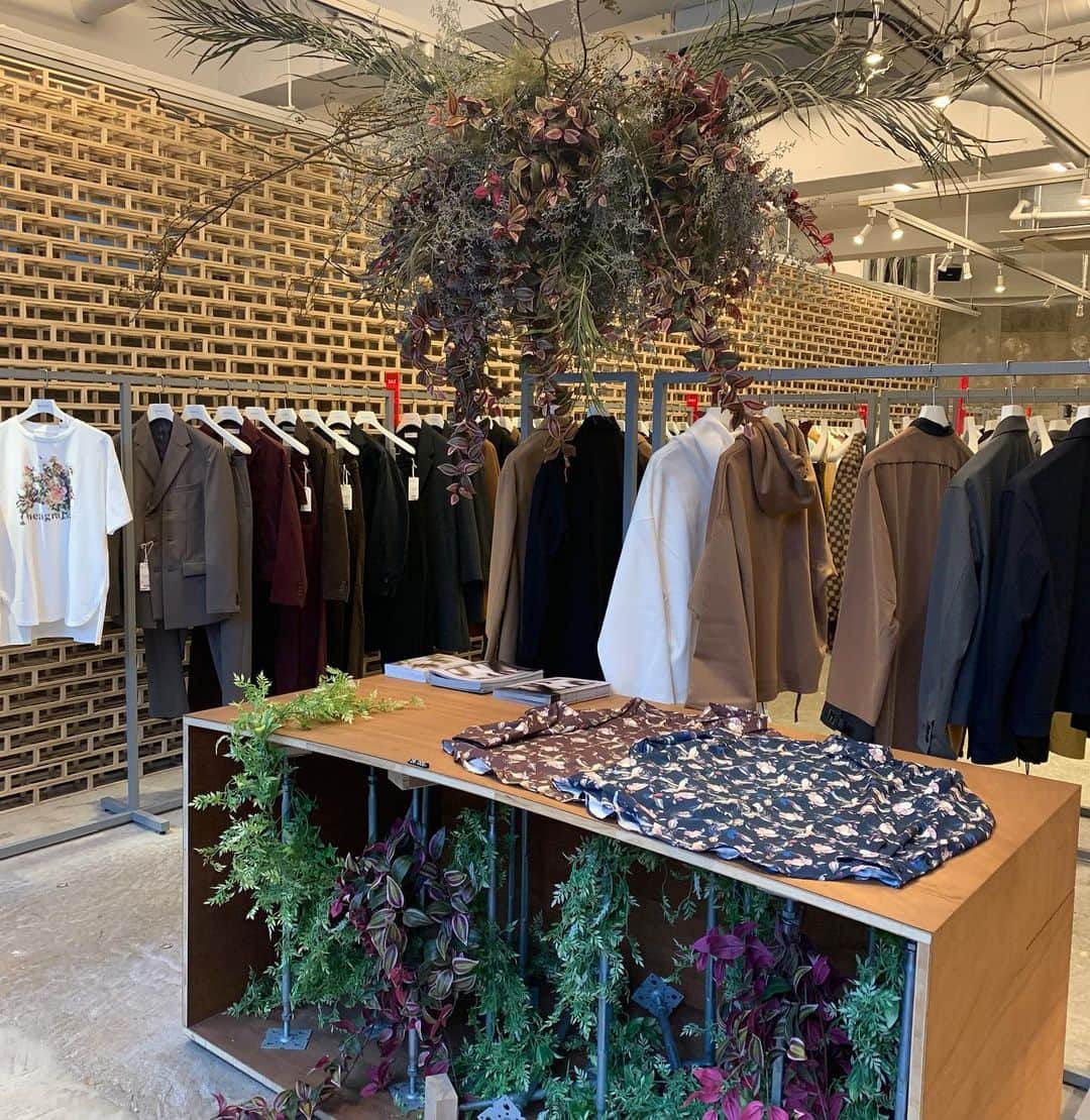 メアグラーティアのインスタグラム：「meagratia POP UP STORE をSTUDIOUS 2nd 原宿店 @studious_2nd にて開催致します。 1/9 - 1/24まで。 コレクションアイテムが一同に揃います。 また、このイベントのみの限定アイテムも並びます。 meagratiaの世界観を表現しておりますので、是非お立ち寄りください。  #meagratia #studious #popupshop #popupstore #flowers #flower」