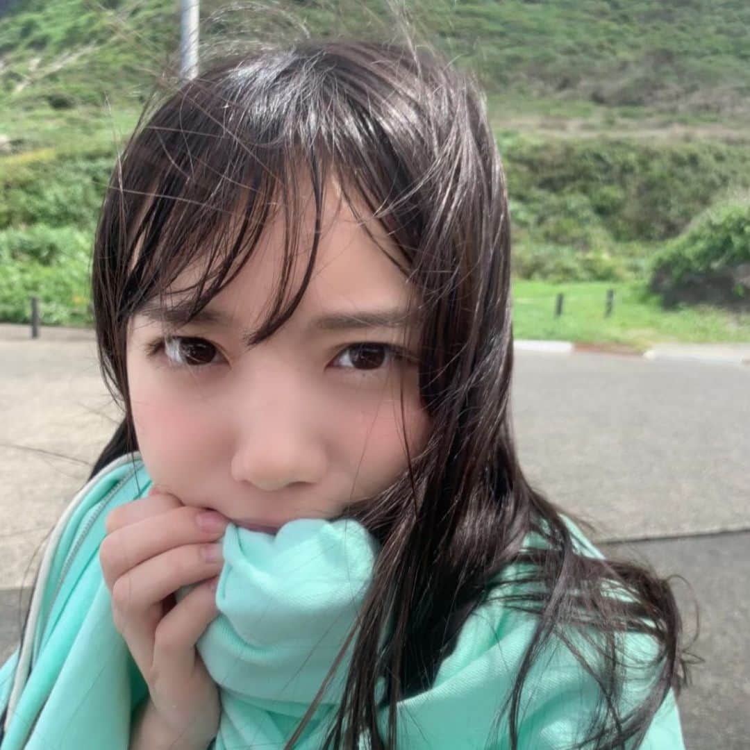 齊藤京子のインスタグラム：「【オフショット】 ビーチでのカット撮影終了後のきょんこ🧸🏝 まだちょっと水滴が残ってます☺️  #発売まであと4日   #齊藤京子1st写真集  #とっておきの恋人 #齊藤京子 #日向坂46 #きょんこしか勝たん  #国民的彼女 #kyonstagram 👸💕  📢ご予約はプロフィールのリンクから」