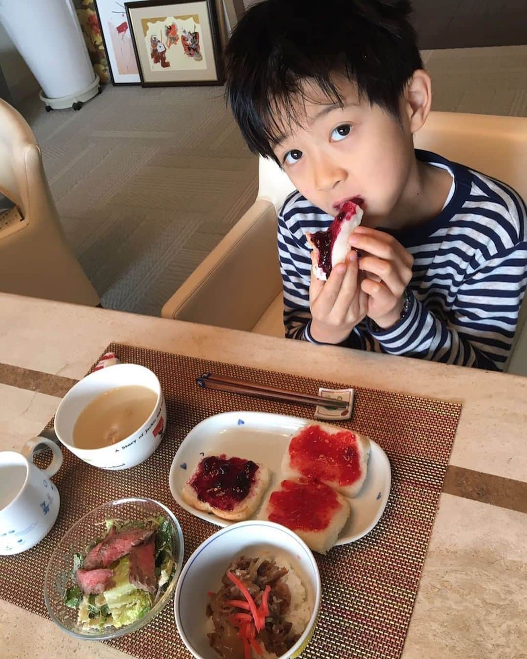 市川海老蔵 （11代目）さんのインスタグラム写真 - (市川海老蔵 （11代目）Instagram)「Strawberry & blueberry jam💕 They are so into them.  And Reika recently eats so well. Have a strong feeling she’s growing up.  “Fujimusume (Wisteria Maiden)” dance is advancing and I believe her height has gotten taller too. * イチゴとブルーベリージャム💕 にハマってる、  そして 最近麗禾よく食べてます。 成長する感じ凄くあります。  藤娘もどんどん成長し 背もおそらく伸びてます。  #市川海老蔵 #海老蔵 #成田屋 #歌舞伎　 #成長記録 #子育てぐらむ #子供のいる暮らし #子どものいる暮らし #子育て日記 #children #childphotography #daughter #son #ABKAI #ABMORI #ebizoichikawa #ebizo #kabuki #thunderparty #ebizotv #theater #theaterarts #actor #japan #classic」1月15日 10時46分 - ebizoichikawa.ebizoichikawa