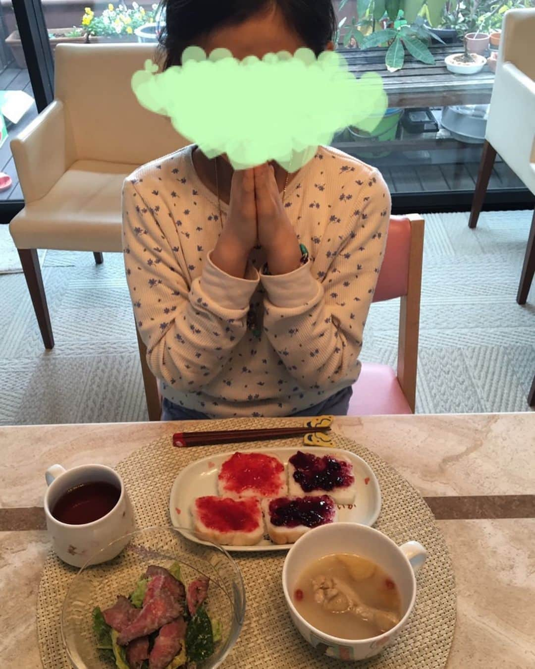 市川海老蔵 （11代目）さんのインスタグラム写真 - (市川海老蔵 （11代目）Instagram)「Strawberry & blueberry jam💕 They are so into them.  And Reika recently eats so well. Have a strong feeling she’s growing up.  “Fujimusume (Wisteria Maiden)” dance is advancing and I believe her height has gotten taller too. * イチゴとブルーベリージャム💕 にハマってる、  そして 最近麗禾よく食べてます。 成長する感じ凄くあります。  藤娘もどんどん成長し 背もおそらく伸びてます。  #市川海老蔵 #海老蔵 #成田屋 #歌舞伎　 #成長記録 #子育てぐらむ #子供のいる暮らし #子どものいる暮らし #子育て日記 #children #childphotography #daughter #son #ABKAI #ABMORI #ebizoichikawa #ebizo #kabuki #thunderparty #ebizotv #theater #theaterarts #actor #japan #classic」1月15日 10時46分 - ebizoichikawa.ebizoichikawa