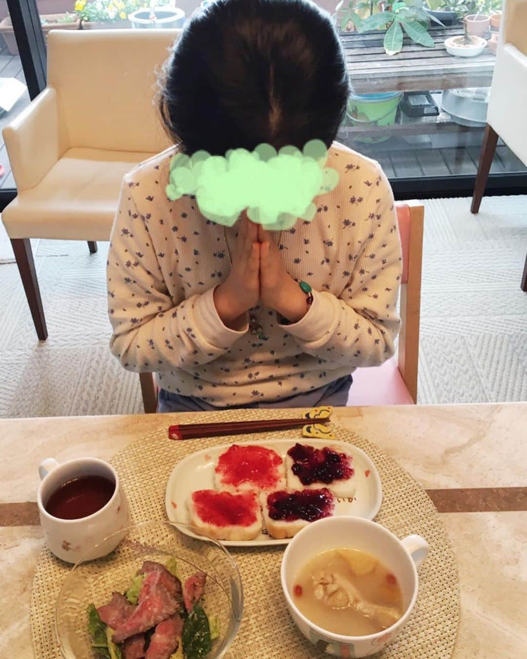 市川海老蔵 （11代目）さんのインスタグラム写真 - (市川海老蔵 （11代目）Instagram)「Strawberry & blueberry jam💕 They are so into them.  And Reika recently eats so well. Have a strong feeling she’s growing up.  “Fujimusume (Wisteria Maiden)” dance is advancing and I believe her height has gotten taller too. * イチゴとブルーベリージャム💕 にハマってる、  そして 最近麗禾よく食べてます。 成長する感じ凄くあります。  藤娘もどんどん成長し 背もおそらく伸びてます。  #市川海老蔵 #海老蔵 #成田屋 #歌舞伎　 #成長記録 #子育てぐらむ #子供のいる暮らし #子どものいる暮らし #子育て日記 #children #childphotography #daughter #son #ABKAI #ABMORI #ebizoichikawa #ebizo #kabuki #thunderparty #ebizotv #theater #theaterarts #actor #japan #classic」1月15日 10時46分 - ebizoichikawa.ebizoichikawa