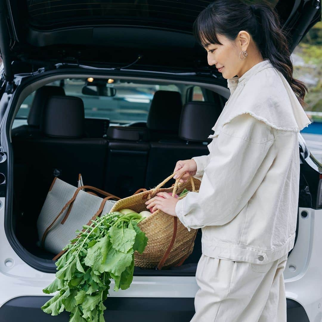 フィガロジャポンさんのインスタグラム写真 - (フィガロジャポンInstagram)「女優、板谷由夏が訪れた「葉山マルシェ」。地元の人に愛される知る人ぞ知る、ファーム直営のマルシェ。葉山牛のほか、ダイコンにカブ、白菜、採れたての野菜をカゴいっぱい購入。両手が塞がっていても、センサーが足を感知して開閉するハッチバックが便利。⠀ 旅の全行程はサイトをチェック→ https://madamefigaro.jp/travel/feature/201219-toyota.html⠀ #ヤリクロ #yariscross #withyc #車旅 #フィガロ旅 #葉山 #板谷由夏 #PR⠀ 車が気になる人はこちら@toyota_jp」1月15日 11時00分 - madamefigarojapon