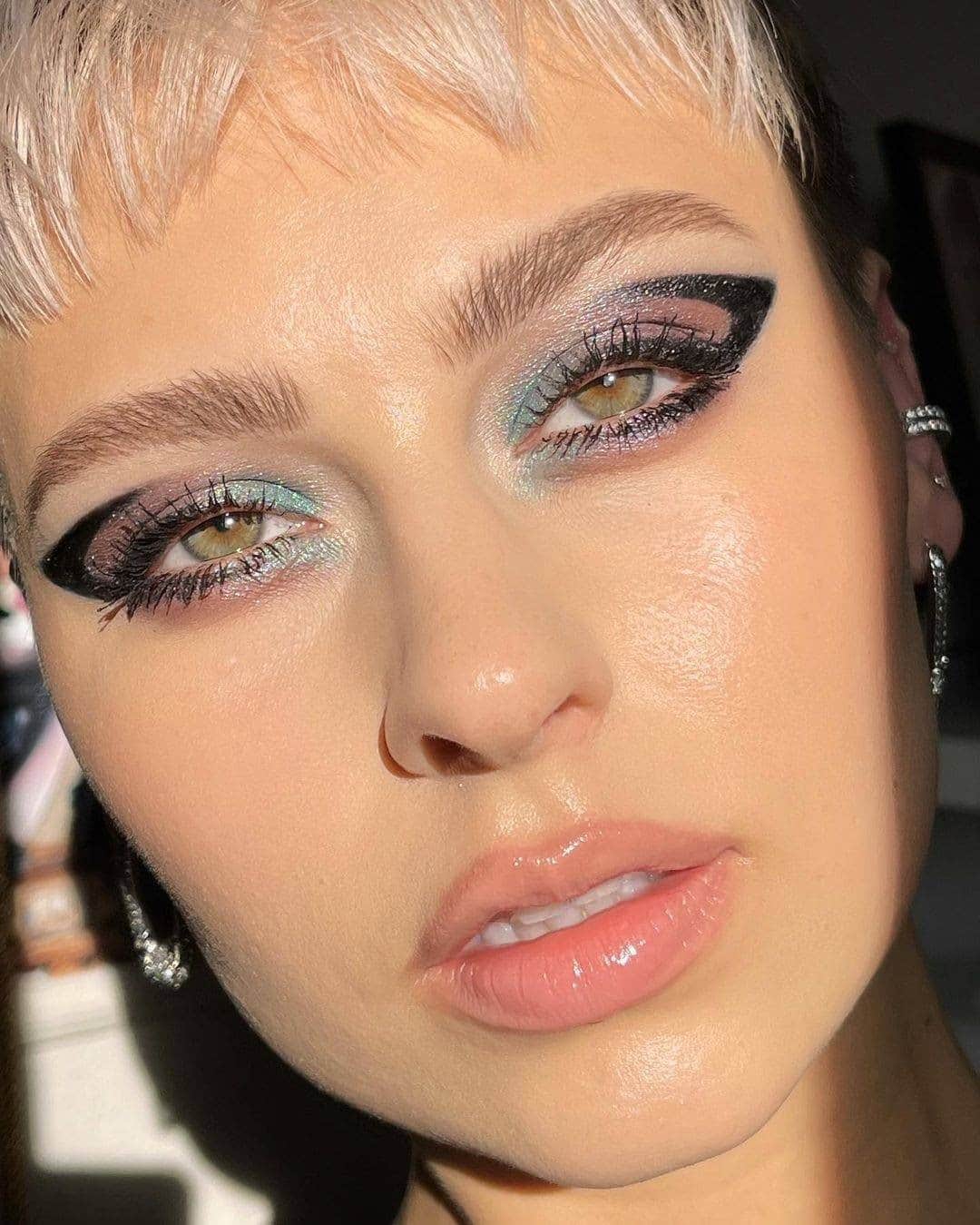 Revlonさんのインスタグラム写真 - (RevlonInstagram)「Our NEW #RevlonSoFierce products are so bold, you have to #WearResponsibly 🔥 @alexandra_anele created this look using:  - Big Bad Lash Mascara - Chrome Ink Liquid Liner in Gunmetal (901) - Prismatic Eye Shadow Palette in Fully Loaded (962), Tantrum (965), and Clap Back (964)」1月15日 11時00分 - revlon