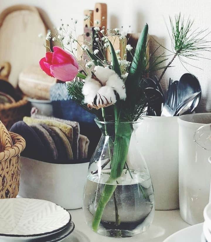 Bloomee LIFEさんのインスタグラム写真 - (Bloomee LIFEInstagram)「素敵な食器やカトラリーと一緒に⠀ お花を飾ってくれたのは⠀ @zenshiroh_zenzen さん🍽🌼⠀ ⠀ ちょっとした隙間にお花を飾るだけで⠀ 空間に彩りが生まれますね🌸⠀ ⠀ 旬のお花をおうちに飾ると⠀ 季節の移ろいも楽しめるのでおすすめです⛄️⠀ ⠀ @zenshiroh_zenzen さんのお写真⠀ ⠀ #bloomeelife#ブルーミーライフ#お花の定期便#プチブーケ#サブスク#花のある生活#花好きな人と繋がりたい#おうち時間#花部#花写真#花が好き#花を飾る#暮らしを楽しむ#日々の暮らし#丁寧な暮らし#日々#お花のある暮らし#素敵な休日#暮らしを整える#くらしのきほん#日々の暮らしを楽しむ#丁寧に暮らす#おうち時間#インテリアフラワー#ナチュラルインテリア#豊かな暮らし」1月15日 11時00分 - bloomee