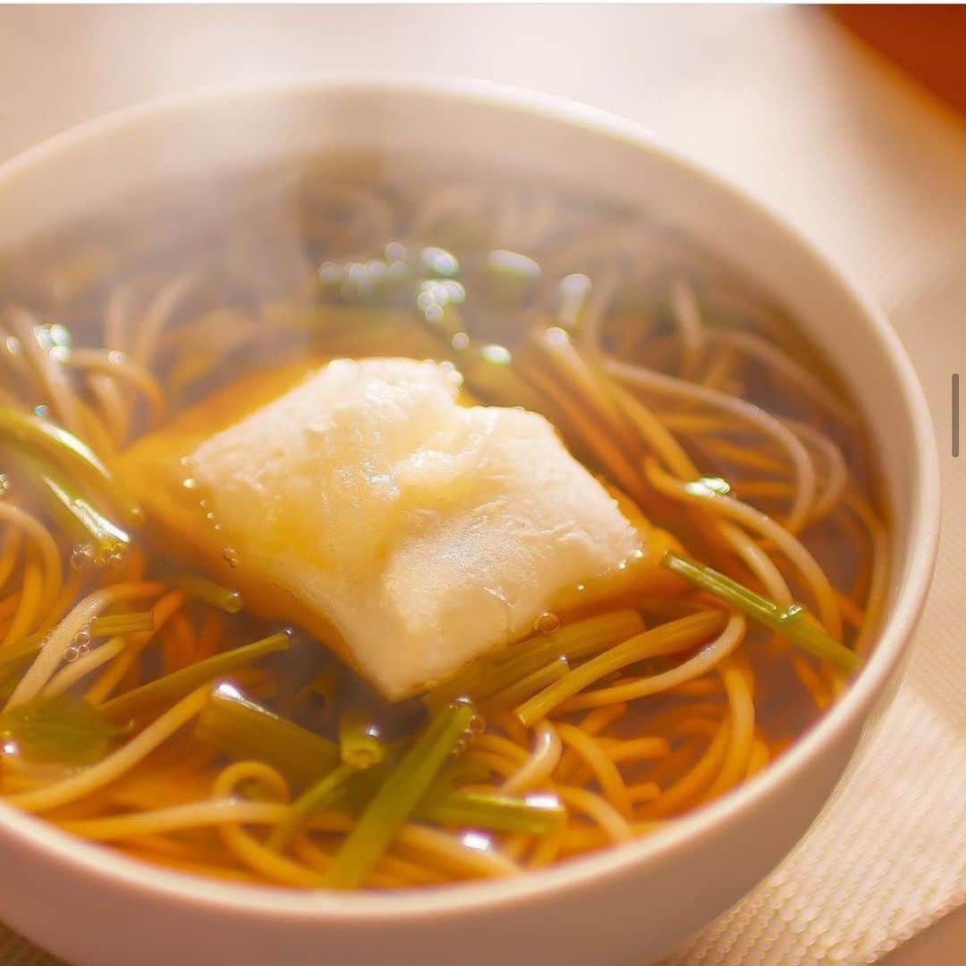 にんべん　おだしでキレイ習慣さんのインスタグラム写真 - (にんべん　おだしでキレイ習慣Instagram)「こんにちは🌞﻿ 今日は @takayo_ishikawa さんの投稿をご紹介します🐟💓﻿ ﻿ .﻿ .﻿ .﻿ ﻿ ﻿ にんべんさんの『つゆの素』を活用した、＜力そば＞。家族それぞれの好みに合わせ、つゆの素とお湯の割合を各どんぶりごとに変えました。どんぶりの中でつゆを完成させたら、茹でたセリと茹でたそばを入れて、最後に焼いたお餅をのせます。こういう使い方ができるのも、つゆの素の魅力ですね。“にんべん だしアンバサダー”としてご提案したい、“おうちごはん”の探求。﻿ *﻿ #にんべんだしアンバサダー #にんべん #だしのある生活 #冬のおだしご飯 #つゆの素 #鰹だし #鰹節 #蕎麦 #そば #お餅 #おだしでおうち時間 #おうちごはん #おうちランチ #在宅ごはん #おうち時間 #力そば #残ったお餅を有効活用﻿」1月15日 10時53分 - ninben.dashiambassador