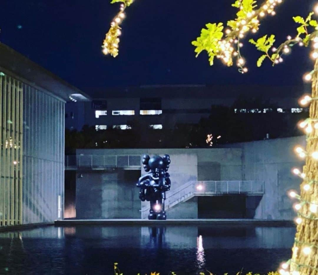 KAWSONEさんのインスタグラム写真 - (KAWSONEInstagram)「#Repost @themodernfw ・・・ @mchampion78  captured KAWS's "Clean Slate," 2018, shimmering in the radiance of the Modern Lights. --- #themodernfw #kaws #modernlights」1月15日 10時53分 - kaws