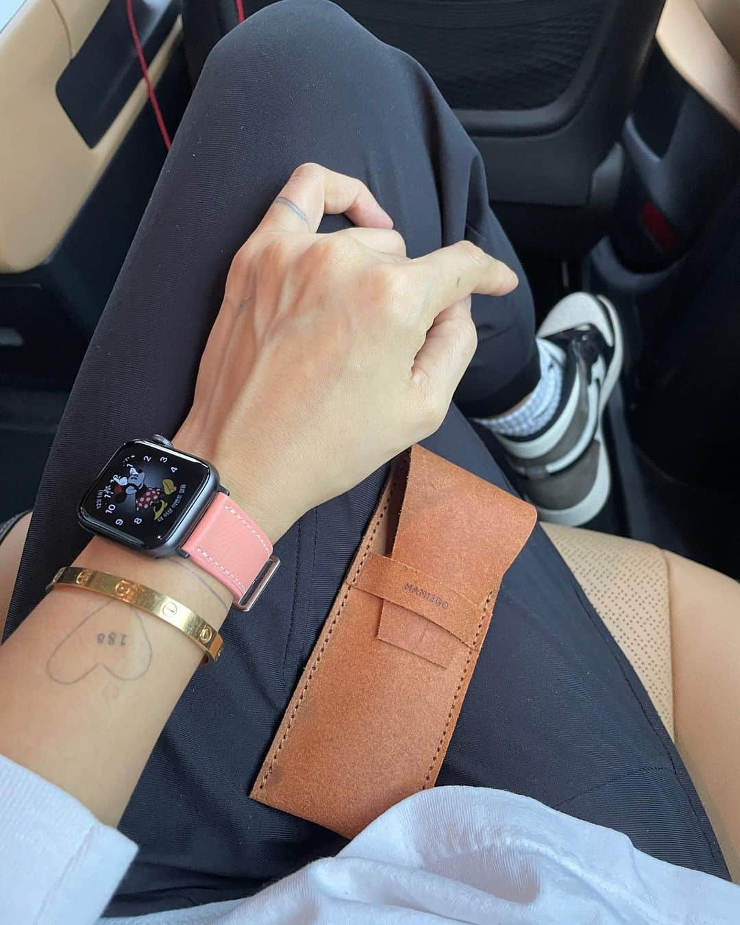 キム・ビヌさんのインスタグラム写真 - (キム・ビヌInstagram)「My favorite 🤍  #applewatch  #watchstrap  #tatoo #jordan  #alldayhighjogger」1月15日 10時54分 - binwoos