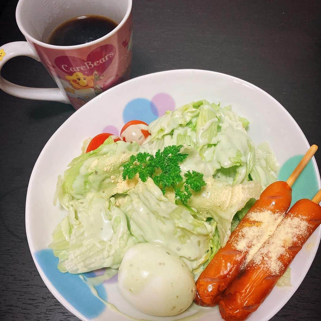 田井弘子さんのインスタグラム写真 - (田井弘子Instagram)「おはようございます！  #朝ごはん  #サラダ #ソーセージ #ゆで卵 #コーヒー  ダイエット？体鍛えるため？ みたいなメニューですが、、、  昨日家こもって、買い物サボって、ほかに何も無かっただけなのですσ^_^;  (それにしても、自家栽培パセリ寒いのに長生き！トマトも青い実のまま停止中〜💦)」1月15日 10時56分 - hirokotai
