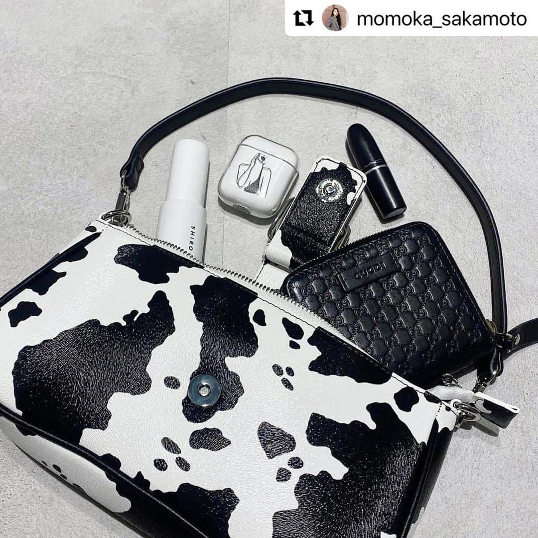 EGOIST STAFFさんのインスタグラム写真 - (EGOIST STAFFInstagram)「#Repost @momoka_sakamoto with @make_repost ・・・ . . 新作のBAGがサイズ感といい デザインといいツボすぎる。。🐄 カウ柄かわいすぎてやばみ🐄❤️🖤❤️ 柄もそやけど持ち物白黒多すぎん🖤🤍 余裕ですっぽり入るサイズやから荷物多めの方にもオススメ♡ スワイプしてみてね🐄 . . . #egoist #ミニバッグ #バッグ #アニマル柄 #バッグの中身」1月15日 10時58分 - egoist_snap